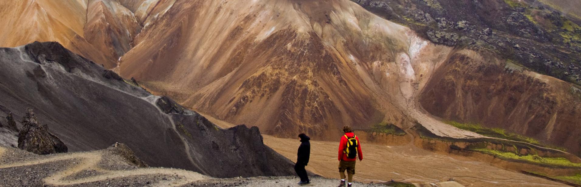 To personer utforsker det islandske høylandet