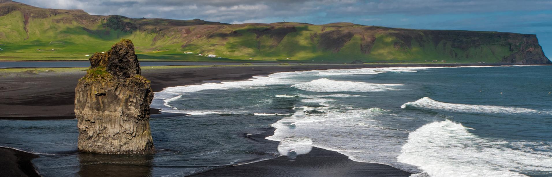 Den svarte sandstranden på Islands sørkyst