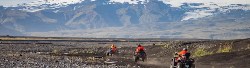 ATV-kjøring på svart sandstrand, Island.