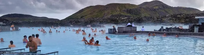 Badende i Den Blå Lagune, fotografert av Karen Kleiven.