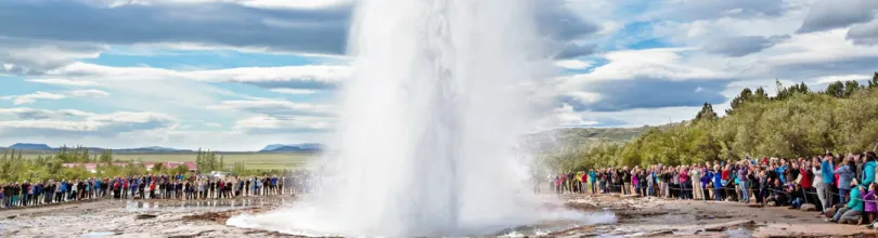 Geysiren Strokkur som spruter vann, Island.
