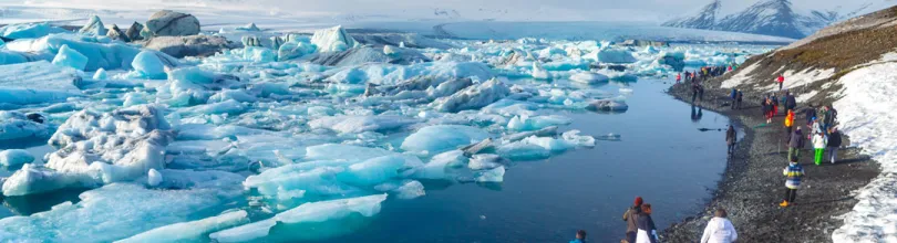 Besøkende ved Jökulsárlón isbrelagune.