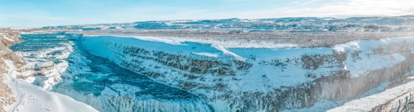 Fossen Gullfoss i et snødekt landskap.