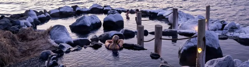 Gjester bader i Hvammsvík Hot Springs.
