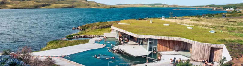 Besøkende bader i Vök Baths, Island.