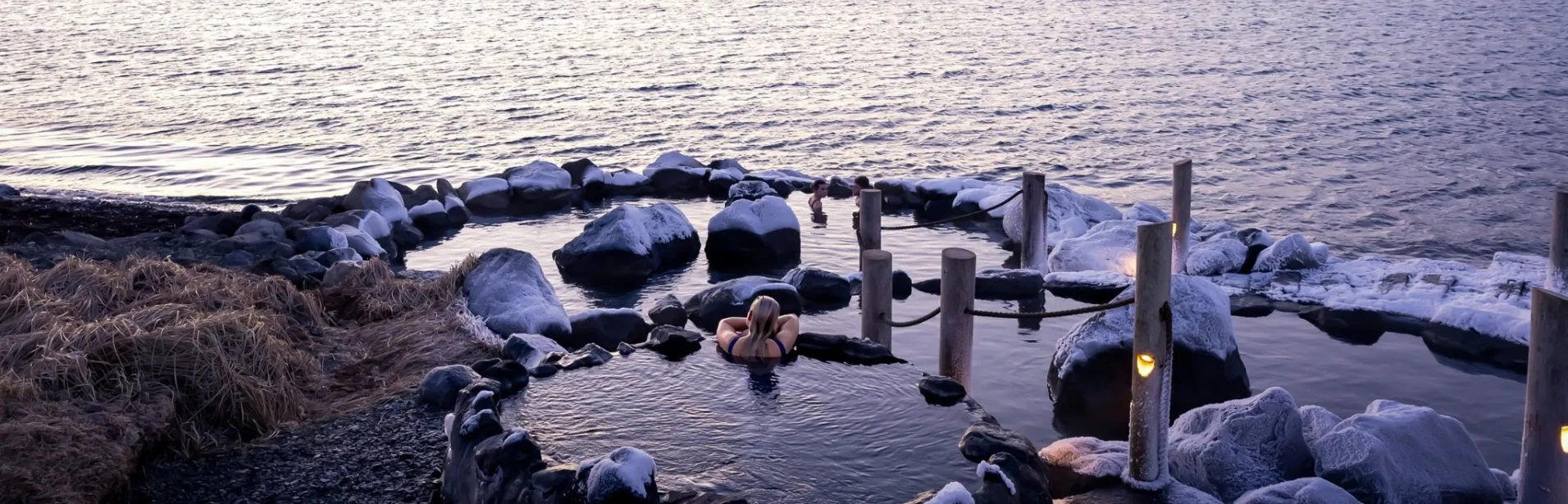 Gjester bader i Hvammsvík Hot Springs.