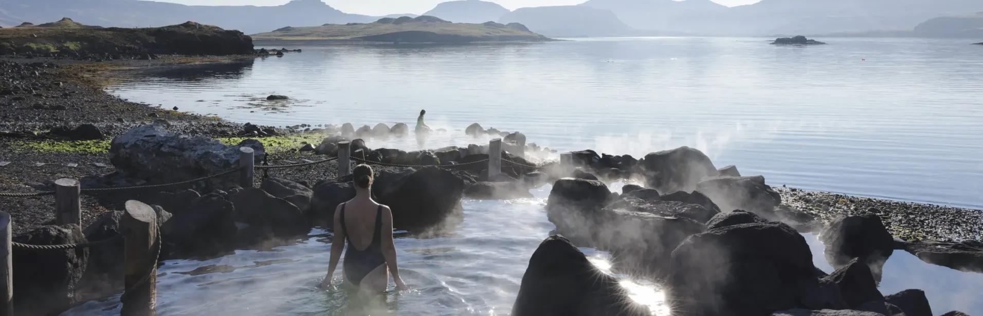 Gjester bader i Hvammsvík Hot Springs.