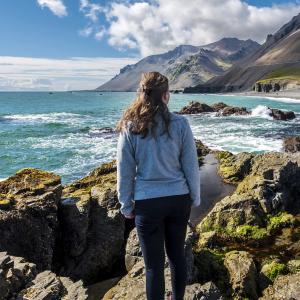 Kvinne betrakter Islands magiske natur
