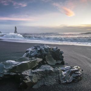 Svarte sandstranden Reynisfjara på Islands sørkyst
