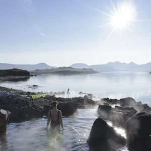 Gjester bader i Hvammsvík Hot Springs.
