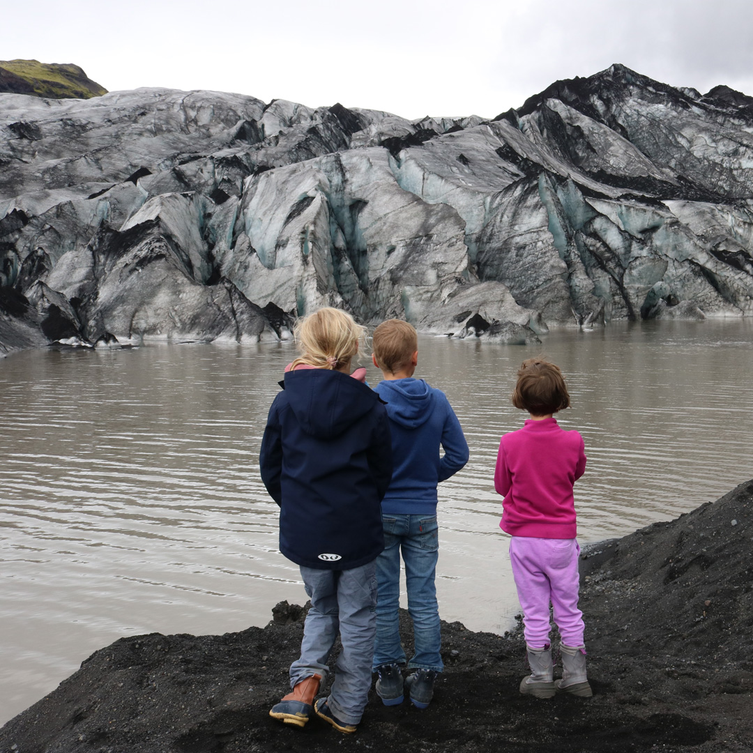 Barn som ser på en isbre på Island.