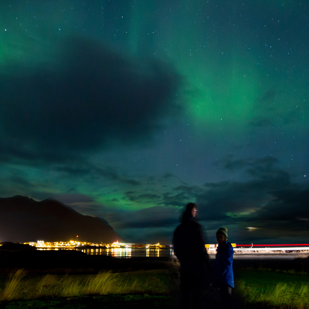 Jakt på nordlys med familien på Island.